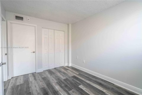 Снять в аренду квартиру в Майами-Бич, Флорида 2 спальни, 92.9м2, № 1943803 - фото 11