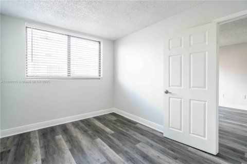 Снять в аренду квартиру в Майами-Бич, Флорида 2 спальни, 92.9м2, № 1943803 - фото 13