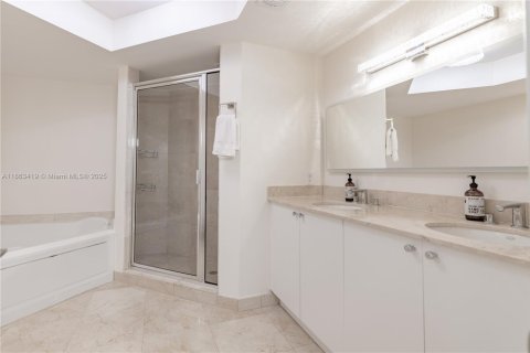 Купить кондоминиум в Санни-Айлс-Бич, Флорида 3 спальни, 134.62м2, № 1983219 - фото 17