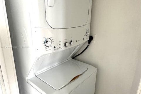 Снять в аренду квартиру в Майами, Флорида 1 спальня, 76.83м2, № 1969962 - фото 5