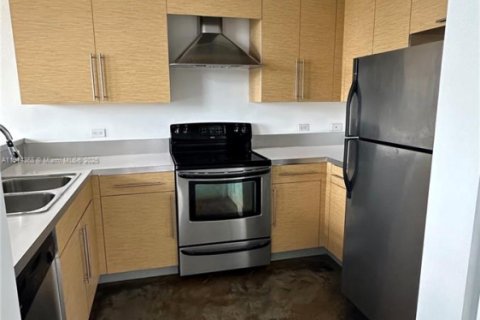 Снять в аренду квартиру в Майами, Флорида 1 спальня, 76.83м2, № 1969962 - фото 3