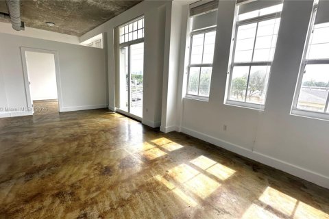 Снять в аренду квартиру в Майами, Флорида 1 спальня, 76.83м2, № 1969962 - фото 1