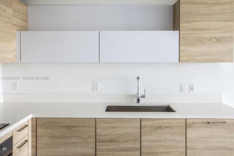 Condo in North Miami Beach, Florida, 2 bedrooms № 2243998 - photo 7