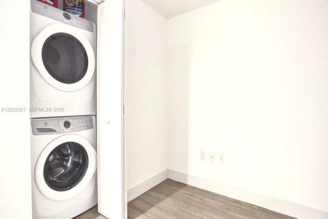 Condo in North Miami Beach, Florida, 2 bedrooms № 2243998 - photo 10