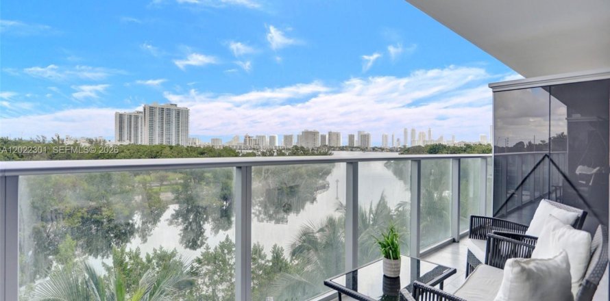 Condo in North Miami Beach, Florida, 2 bedrooms № 2243998