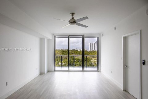 Condo in North Miami Beach, Florida, 2 bedrooms № 2243998 - photo 3