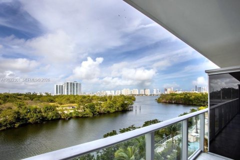 Condo in North Miami Beach, Florida, 2 bedrooms № 2243998 - photo 16
