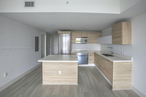 Condo in North Miami Beach, Florida, 2 bedrooms № 2243998 - photo 5