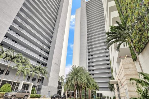 Condo in North Miami Beach, Florida, 2 bedrooms № 2243998 - photo 25