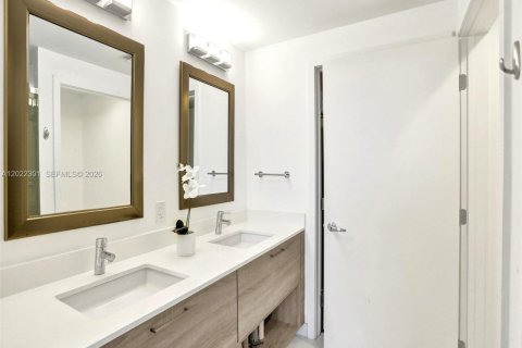 Condo in North Miami Beach, Florida, 2 bedrooms № 2243998 - photo 11