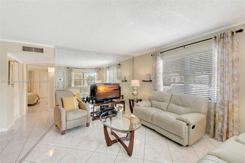 Condominio en venta en Hallandale Beach, Florida, 2 dormitorios, 77.67 m2 № 1871863 - foto 12