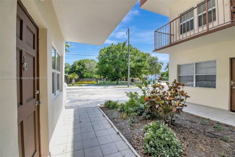 Condominio en venta en Hallandale Beach, Florida, 2 dormitorios, 77.67 m2 № 1871863 - foto 9