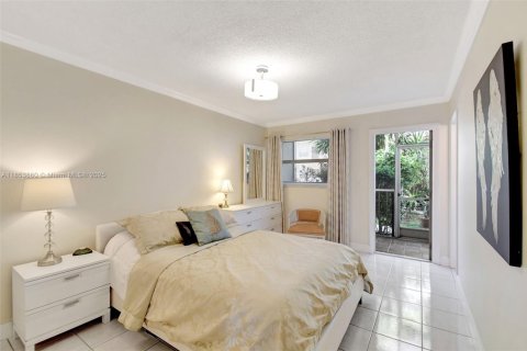 Condominio en venta en Hallandale Beach, Florida, 2 dormitorios, 77.67 m2 № 1871863 - foto 23