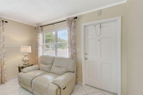 Condominio en venta en Hallandale Beach, Florida, 2 dormitorios, 77.67 m2 № 1871863 - foto 11