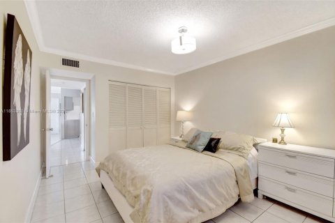 Condominio en venta en Hallandale Beach, Florida, 2 dormitorios, 77.67 m2 № 1871863 - foto 24