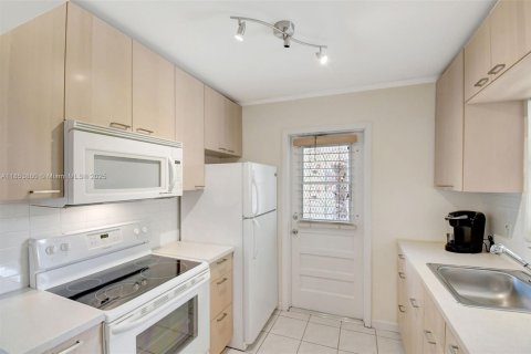 Condominio en venta en Hallandale Beach, Florida, 2 dormitorios, 77.67 m2 № 1871863 - foto 19