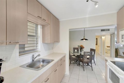 Condominio en venta en Hallandale Beach, Florida, 2 dormitorios, 77.67 m2 № 1871863 - foto 20