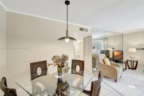 Condominio en venta en Hallandale Beach, Florida, 2 dormitorios, 77.67 m2 № 1871863 - foto 17