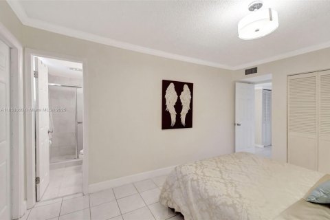 Condominio en venta en Hallandale Beach, Florida, 2 dormitorios, 77.67 m2 № 1871863 - foto 25