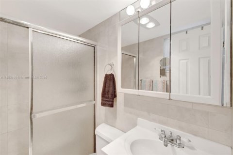 Condominio en venta en Hallandale Beach, Florida, 2 dormitorios, 77.67 m2 № 1871863 - foto 26