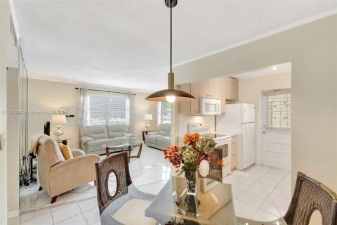 Condominio en venta en Hallandale Beach, Florida, 2 dormitorios, 77.67 m2 № 1871863 - foto 16