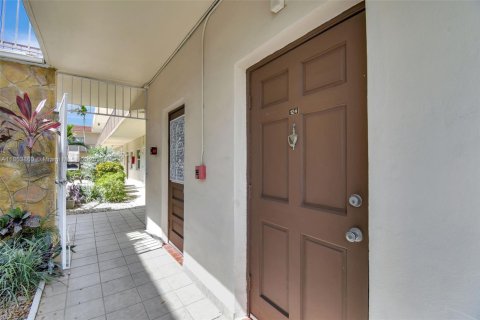 Condominio en venta en Hallandale Beach, Florida, 2 dormitorios, 77.67 m2 № 1871863 - foto 8