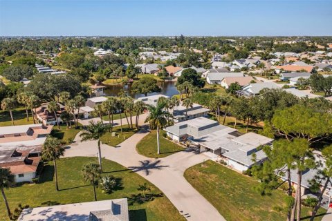 House in North Fort Myers, Florida 2 bedrooms, 106.93 sq.m. № 2156143 - photo 3