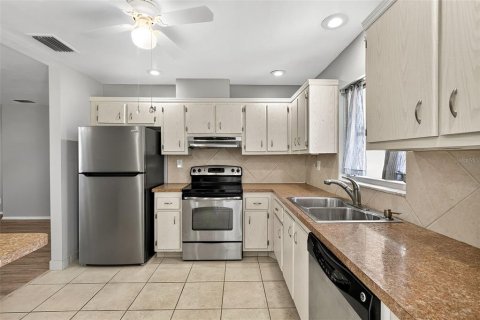 House in North Fort Myers, Florida 2 bedrooms, 106.93 sq.m. № 2156143 - photo 8