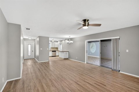 House in North Fort Myers, Florida 2 bedrooms, 106.93 sq.m. № 2156143 - photo 13