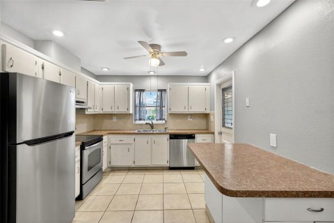 House in North Fort Myers, Florida 2 bedrooms, 106.93 sq.m. № 2156143 - photo 9