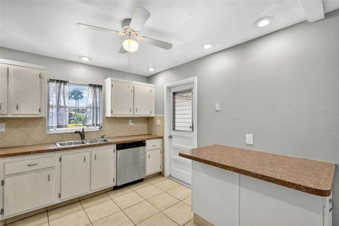 House in North Fort Myers, Florida 2 bedrooms, 106.93 sq.m. № 2156143 - photo 10