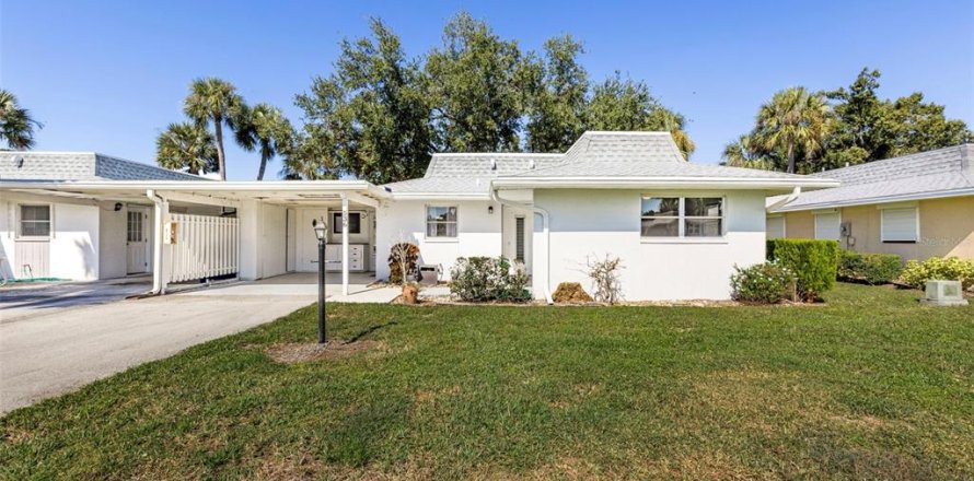 House in North Fort Myers, Florida 2 bedrooms, 106.93 sq.m. № 2156143