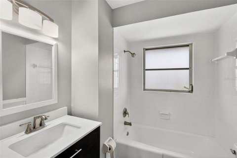 House in North Fort Myers, Florida 2 bedrooms, 106.93 sq.m. № 2156143 - photo 16