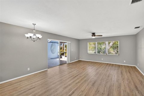 House in North Fort Myers, Florida 2 bedrooms, 106.93 sq.m. № 2156143 - photo 22