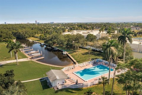 House in North Fort Myers, Florida 2 bedrooms, 106.93 sq.m. № 2156143 - photo 5
