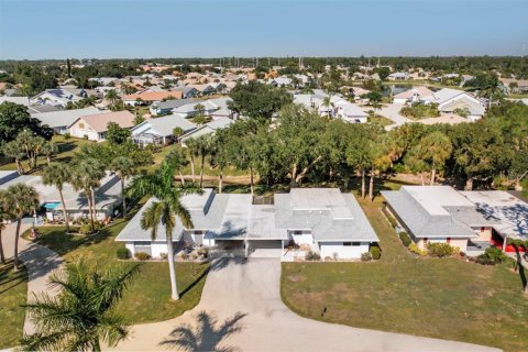 House in North Fort Myers, Florida 2 bedrooms, 106.93 sq.m. № 2156143 - photo 2