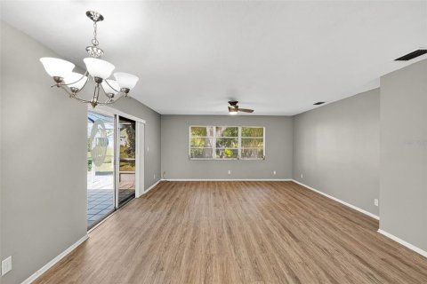 House in North Fort Myers, Florida 2 bedrooms, 106.93 sq.m. № 2156143 - photo 11