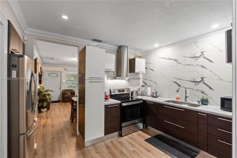 Immobilier commercial à vendre à Miami, Floride: 181.81 m2 № 1931231 - photo 13