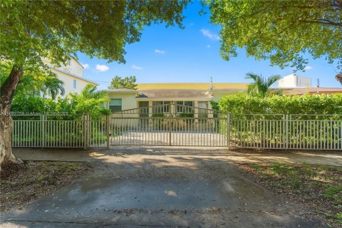 Immobilier commercial à vendre à Miami, Floride: 181.81 m2 № 1931231 - photo 1