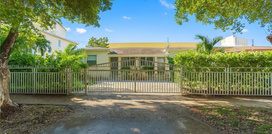 Immobilier commercial à Miami, Floride 181.81 m2 № 1931231