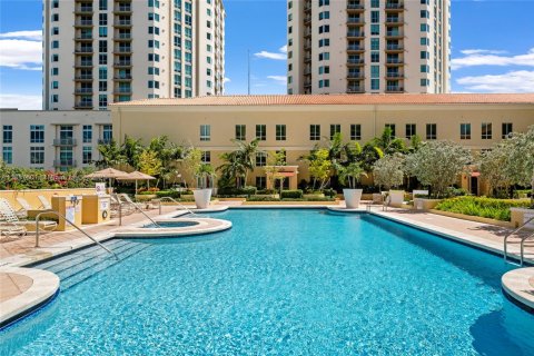 Condo in Miami, Florida, 1 bedroom  № 1889644 - photo 13