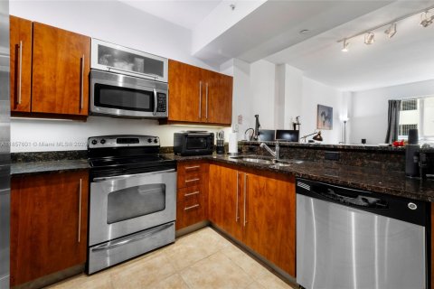 Condo in Miami, Florida, 1 bedroom  № 1889644 - photo 4