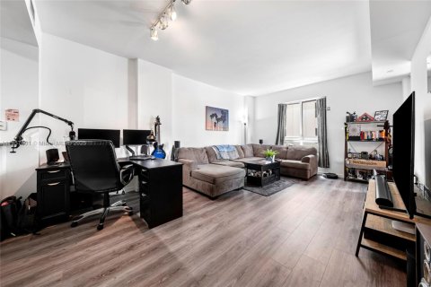 Condo in Miami, Florida, 1 bedroom  № 1889644 - photo 6