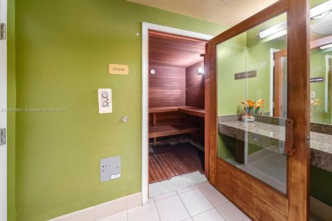 Condo in Miami, Florida, 1 bedroom  № 1889644 - photo 25