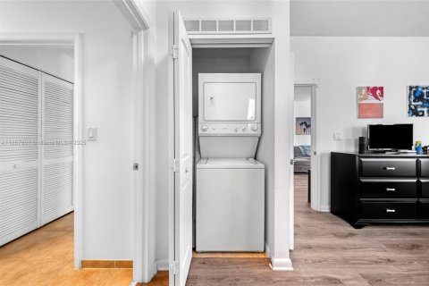 Condo in Miami, Florida, 1 bedroom  № 1889644 - photo 9