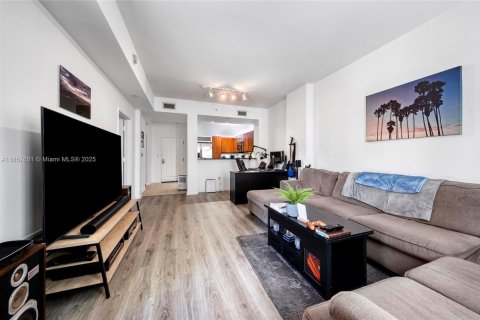 Condo in Miami, Florida, 1 bedroom  № 1889644 - photo 2