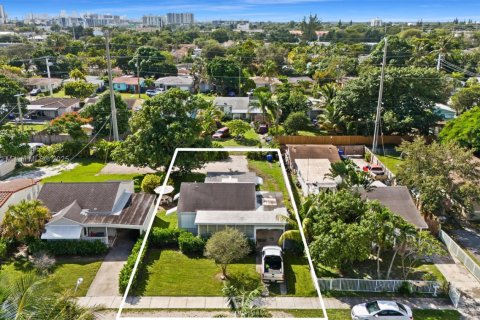 House in Hollywood, Florida 2 bedrooms, 103.68 sq.m. № 2013489