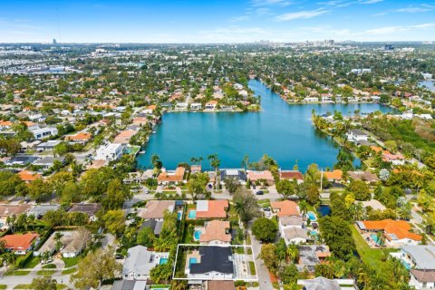 Villa ou maison à louer à Miami, Floride: 5 chambres, 263.56 m2 № 1188576 - photo 1