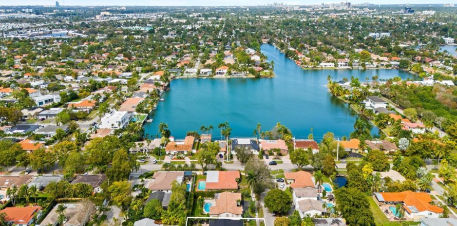 Villa ou maison à Miami, Floride 5 chambres, 263.56 m2 № 1188576