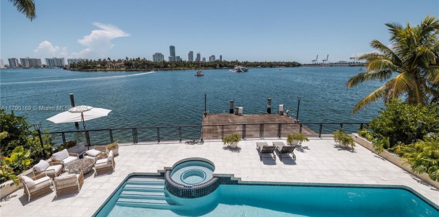 House in Miami Beach, Florida 6 bedrooms, 393.81 sq.m. № 2019071